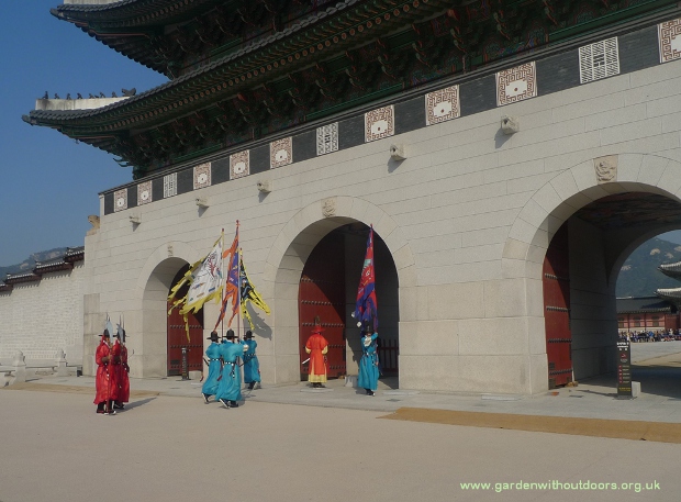 changing of the guard Gwanghwamun Gate